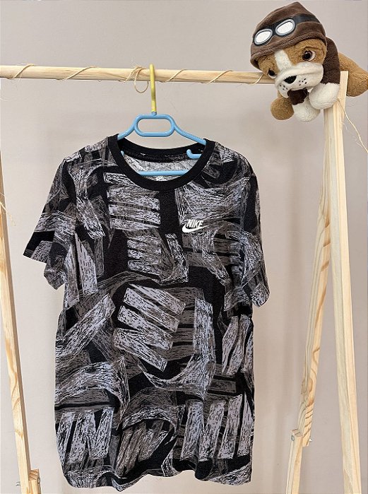 TAM L (juvenil). Nike. Blusa de malha camuflada preta