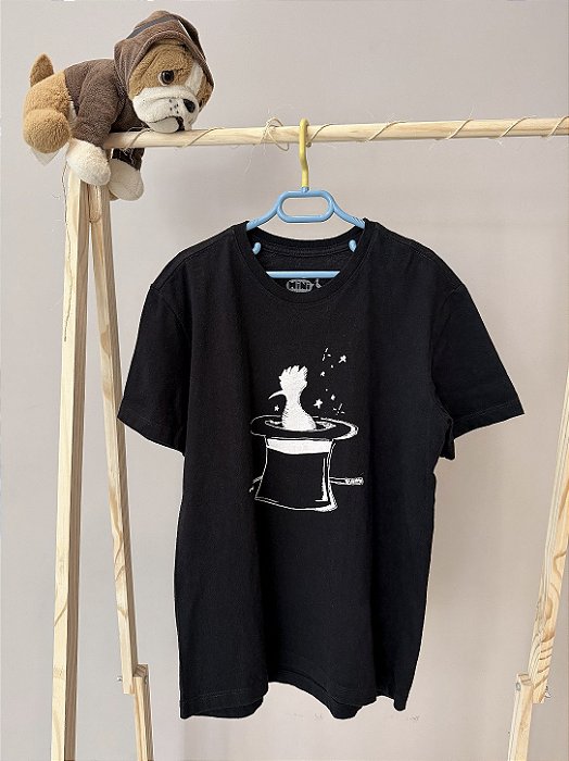 TAM 12. Reserva. Blusa de malha básica preta com estampa de cartola de mágico