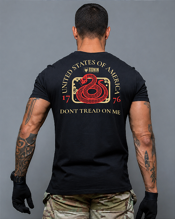 Camiseta Concept Ronin Apparel Don't Tread On Me Japan Preta com Estampa nas Costas