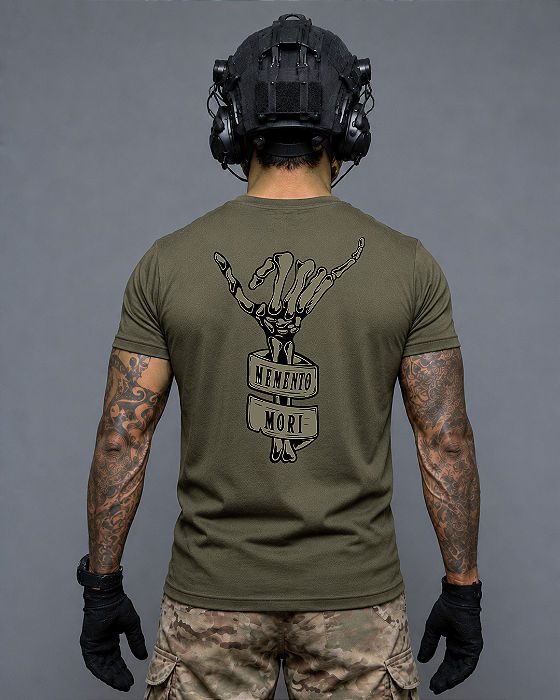 Camiseta Memento Mori Ronin Apparel Verde Militar com Estampa nas Costas