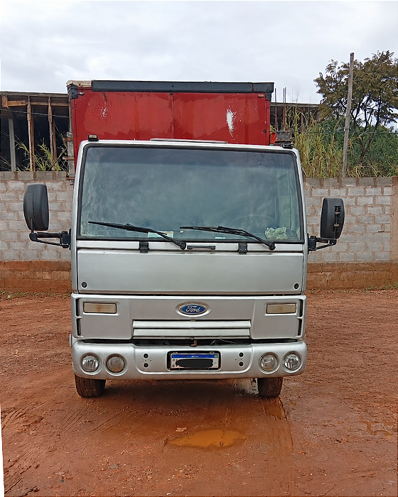 FORD CARGO 712 2009 COM SÓ 273 MIL KMFORD CARGO 712 2009 COM SÓ 273 MIL KM Caminhão leve, diesel, prata, com quilometragem baixa para o ano. Difícil de se encontrar. Vendido no chassi, sem a carroceria que aparece nas fotos. Está pronto para receber: baú,