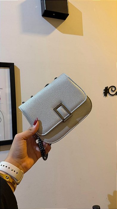 Bolsa prata com fivela quadrada