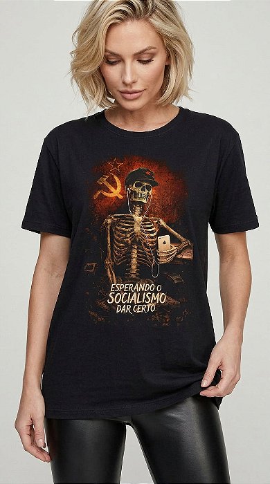 Camiseta Feminina Esperando o Socialismo Dar Certo