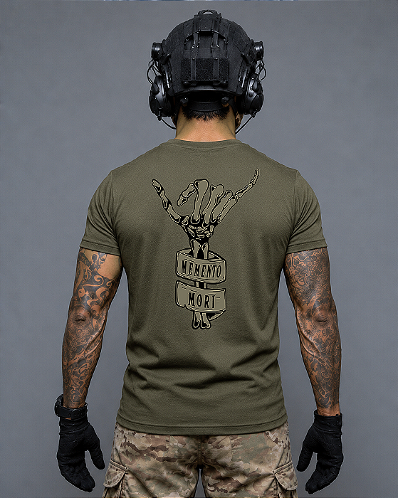 Camiseta Memento Mori Ronin Apparel Verde Militar com Estampa nas Costas