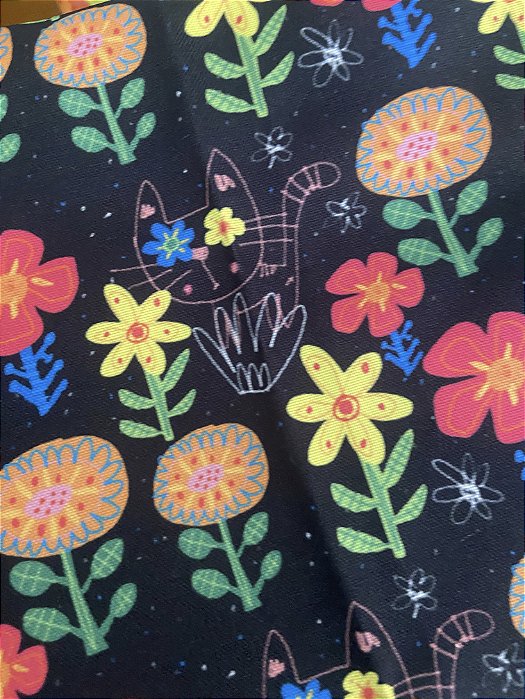 Tecido Gatos em jardim florido