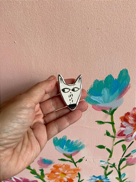 Broche Lobo Olha pra lá
