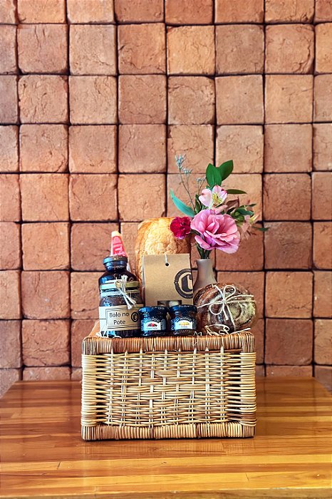 Cesta de Café da Manhã com Mini Arranjo de Flores