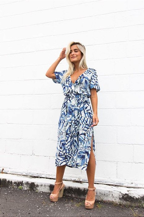 Vestido feminino midi estampa de folha azul crepe tipo chemise