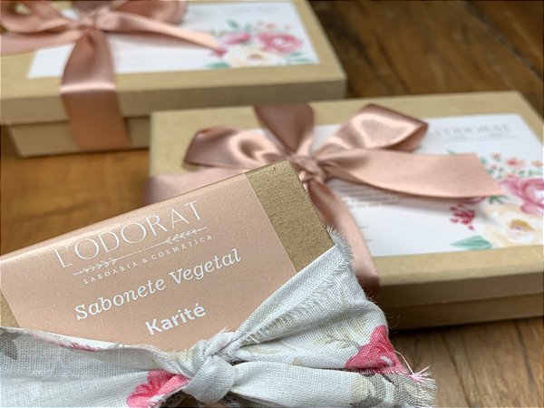 Caixa com 2 sabonetes - laço em tecido estampado
