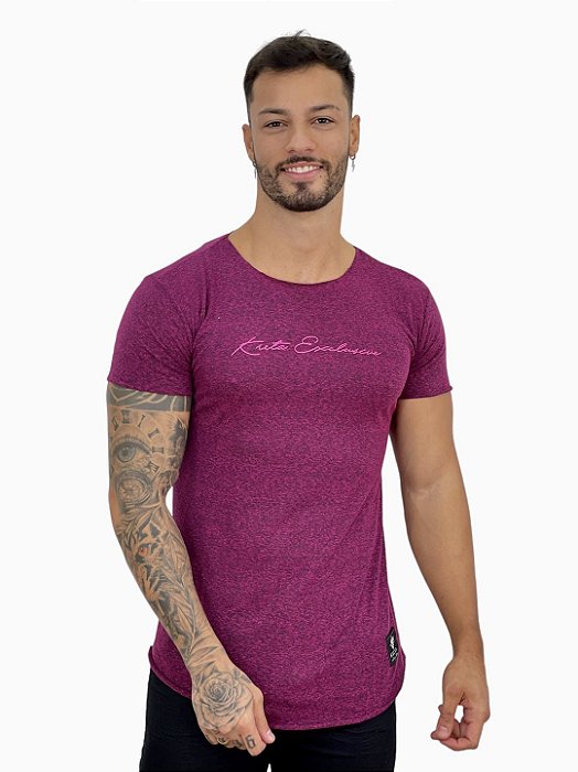 Camiseta Longline Masculina Bordô Escritas Assinatura Rosa#