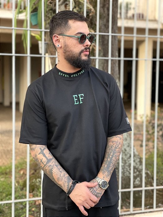 Camiseta Oversized Masculina Preta Escritas Gola Iniciais Verde