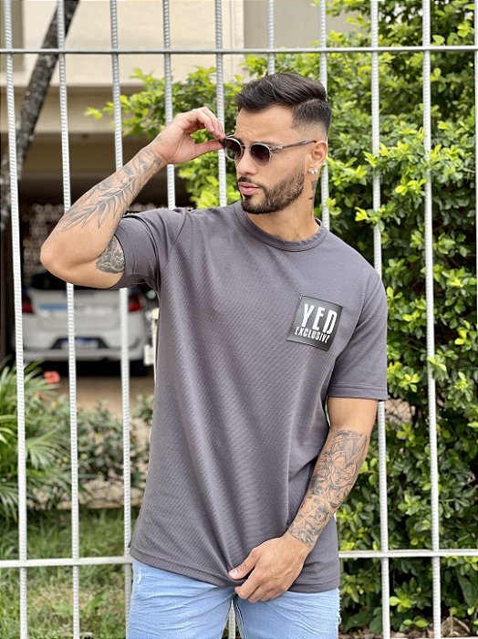 Camiseta Regular Masculina Canelada Cinza Escuro Patch Emborrachado