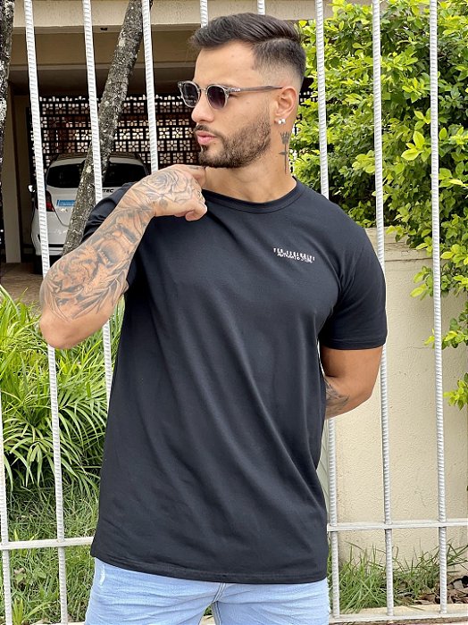 Camiseta Regular Masculina Preta Básica Escritas #