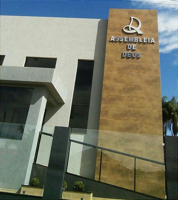Letras Caixa em aço inox de 20 cm de altura