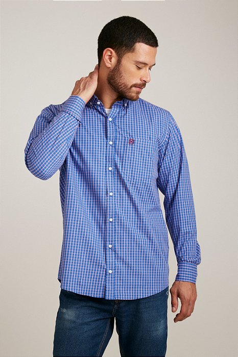 Camiseta masculina com camisa xadrez e chapéu