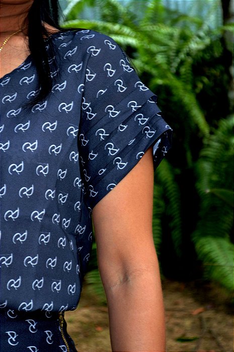 Blusa Crepe Sabiá Preta com Nervuras nas Mangas Estampa Exclusiva