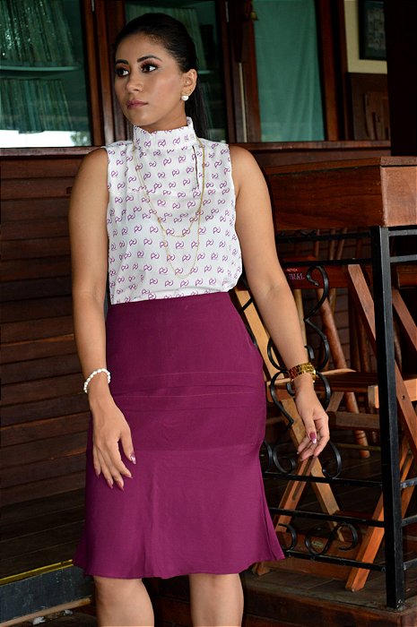 Blusa Crepe Sabiá Púrpura Gola Cavada com Fechamento Frontal Descentralizado Estampa Exclusiva