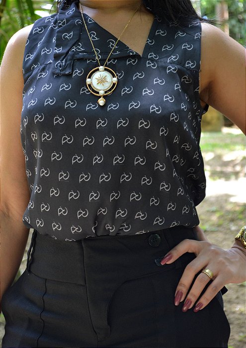 Blusa Crepe Sabiá Preta Gola Cavada com Fechamento Frontal Descentralizado Estampa Exclusiva