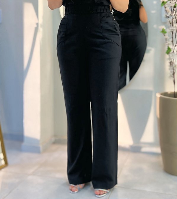 Calça Linho Preta Pantalona com Bolsos Verdugos e Nervuras nos Bolsos e Cós