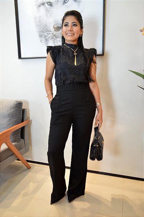 Blusa Lese Preta Gola Alta com Nervuras Diagonais no Colo e Babado nas Mangas