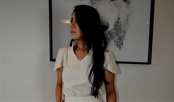 Blusa Linho Natural com Tecido Trabalhado Manga Oval e Gola