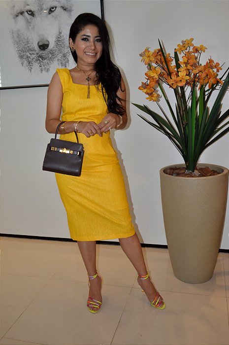 Vestido Linho 100%  Encerado Amarelo Vestido Reto com Gola U Profunda