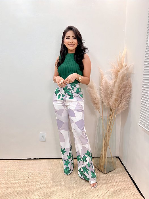 Calça Alfaiataria Luzy Estampa Folhas Verdes Pantalona com Bolsos Verdugos Atrás e Elástico Estampa Exclusiva