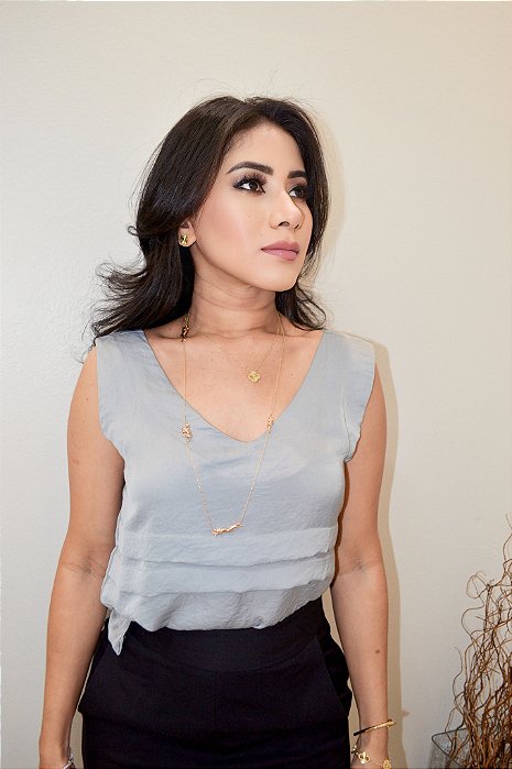 Blusa Crepe Nobre Cinza Cavada com Decote em V com Nervuras Largas Frontais Cropped Madame
