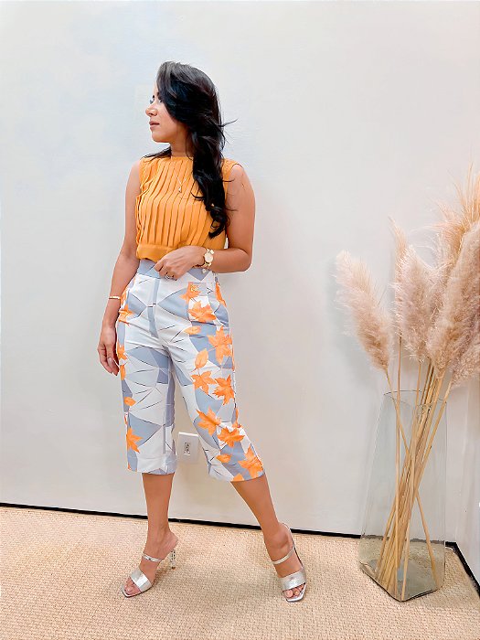 Pantacourt Alfaiataria Luzy Estampa Folhas Amarelas com Elástico Atrás e Bolsos Verdugos Estampa Exclusiva