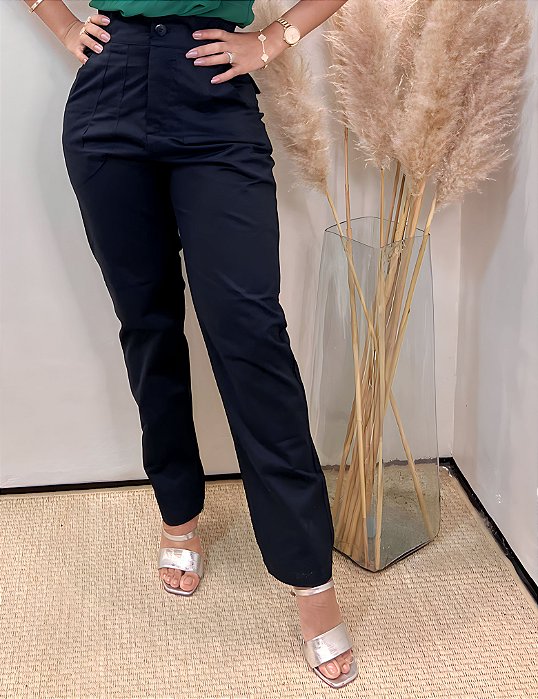 Calça Alfaiataria Brim Preta Reta Pences Frontais e Bolsos Verdugos com Lapelas Traseiras Modelagem Tradicional