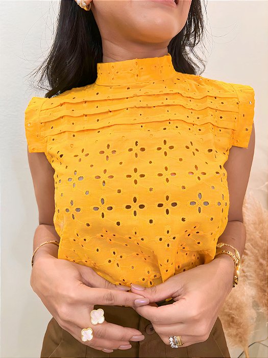 Blusa Lese Amarela Manga Japonesa com Gola Alta e Nervuras no Colo