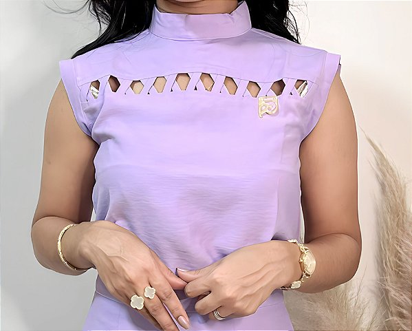 Blusa Alfaiataria Lavanda Cropped Cavada Gola com Vies Entrelaçados no Colo