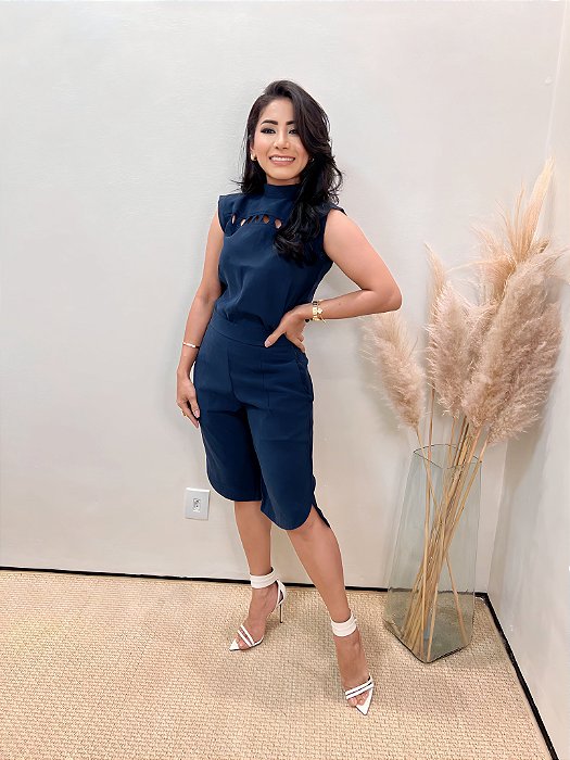 Bermuda Alfaiataria Azul Marinho com elástico atrás bolsos verdugos e corte assimétrico na barra