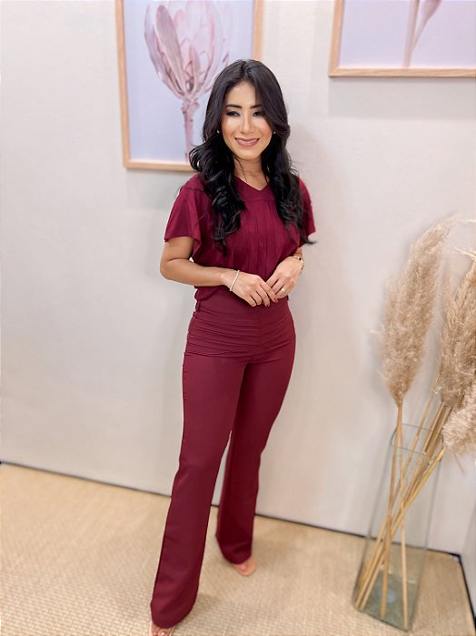 Calça Alfaiataria Vinho Flare com Nervuras Horizontais no Quadril e Bolsos