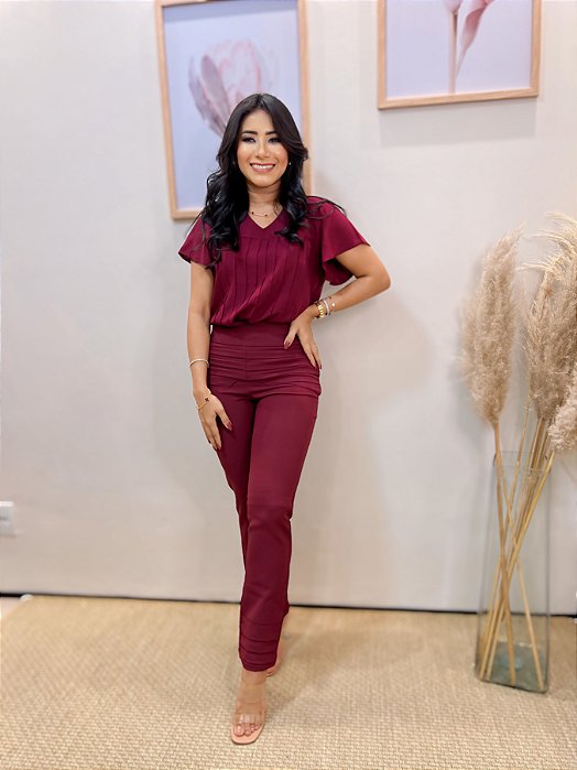 Calça Alfaiataria Vinho Reta com Nervuras Horizontais no Quadril e Bolsos