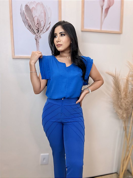 Blusa Crepe Azul-Royal Com Mangas Retas Diferenciadas e Corte Assimétrico na Frente e Nervuras