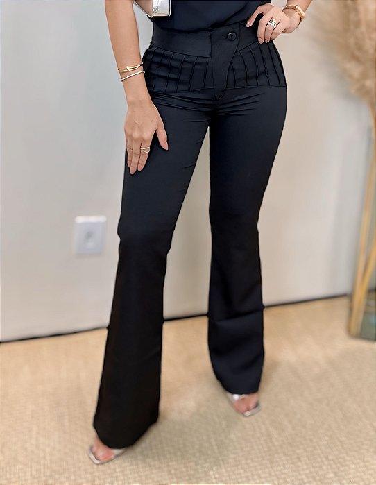 Calça Two-Way Preta Flare com Nervuras Finas na Frente e Lapela com Zíper Frontal
