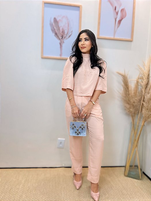 Calça Tencel Liocel Rosê Cem por Cento Liocel Reta Pences Frontais e Bolsos Verdugos com Lapelas Traseiras Modelagem Tra