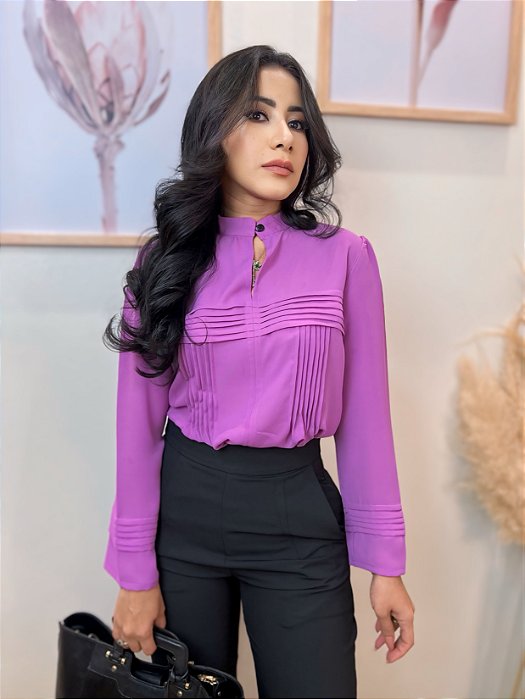 Camisa Crepe Violeta Mangas Longas Gola Alta com Finas Nervuras na Frente Colo Cintura e Mangas