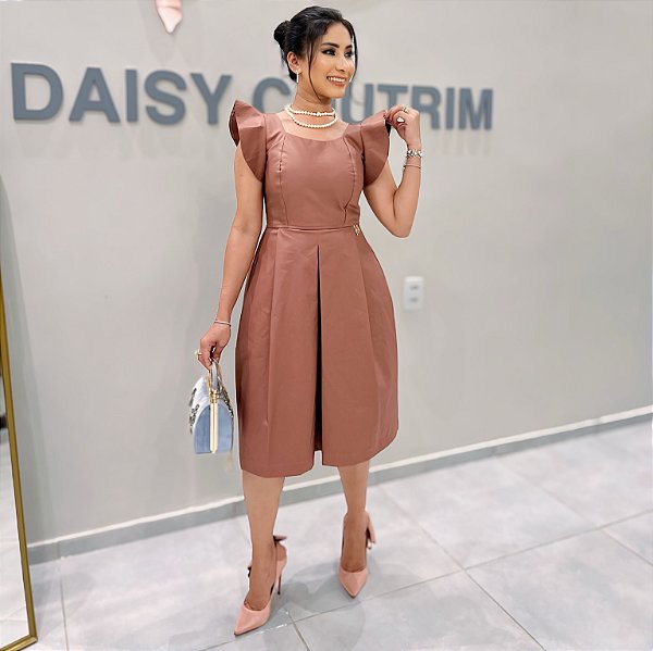 Vestido Sarja Cacau Ajustado com Pregas e Bolsos Laterais