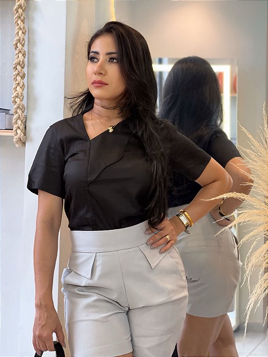 Blusa Algodão Preta Mangas Médias com Corte Assimétrico na Gola V 100% Algodão