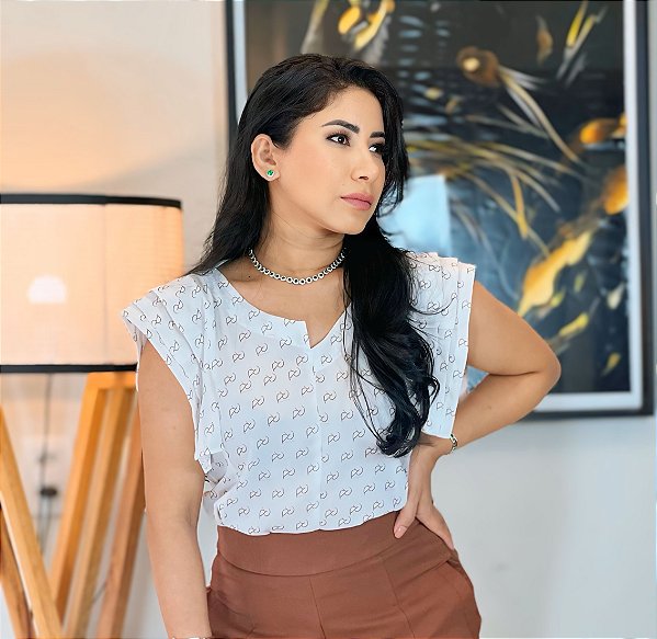 Blusa Crepe Branca Com Mangas Retas Diferenciadas e Corte Assimétrico na Frente e Nervuras