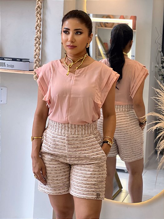 Blusa Crepe Rosê Com Mangas Retas Diferenciadas e Corte Assimétrico na Frente e Nervuras