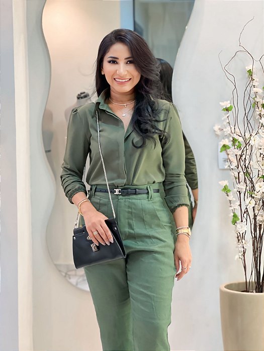 Camisa Crepe Verde Militar Mangas Longa Com Nervuras nas Costas e nas Mangas e Elástico nos Punhos Botões Frontais com L