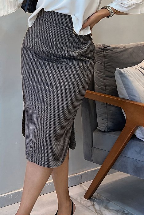 Saia Algodão Xadrez Cáqui e Marinho Midi com Bolsos na Frete Corte Oval com Fenda e Elástico na Cintura Cem Por Cento Algodão