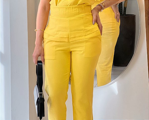 Calça Visco Trench Amarelo Alfa Reta com Elástico Grosso no Cós e Nervuras na Frente Quadril e Bolsos Traseiros
