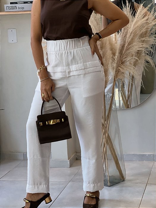 Calça Visco Trench Branca Reta com Elástico Grosso no Cós e Nervuras na Frente Quadril e Bolsos Traseiros