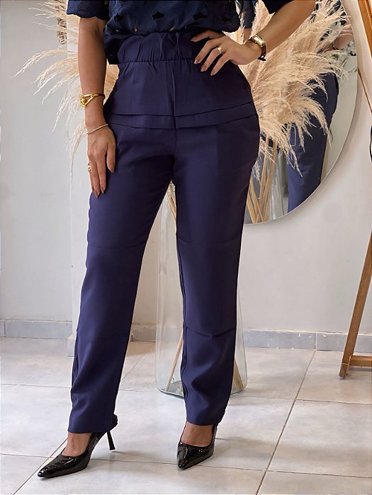 Calça Visco Trench Azul Marinho Reta com Elástico Grosso no Cós e Nervuras na Frente Quadril e Bolsos Traseiros