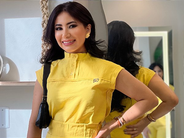 Blusa Visco Trench Amarelo Alfa com Gola Alta e Botões no Colo