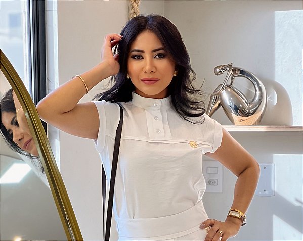 Blusa Visco Trench Branca com Gola Alta e Botões no Colo
